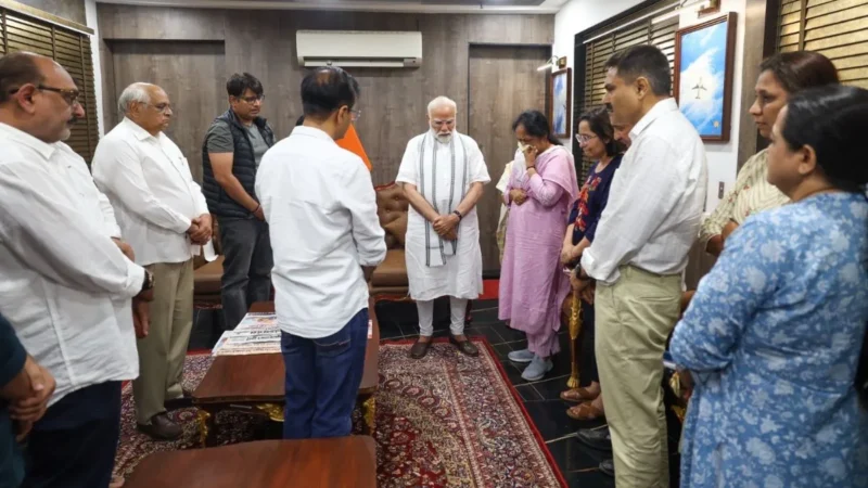 दिवंगत पूर्व सीएम विजय रूपाणी के परिवार से मिले पीएम मोदी, जताया शोक