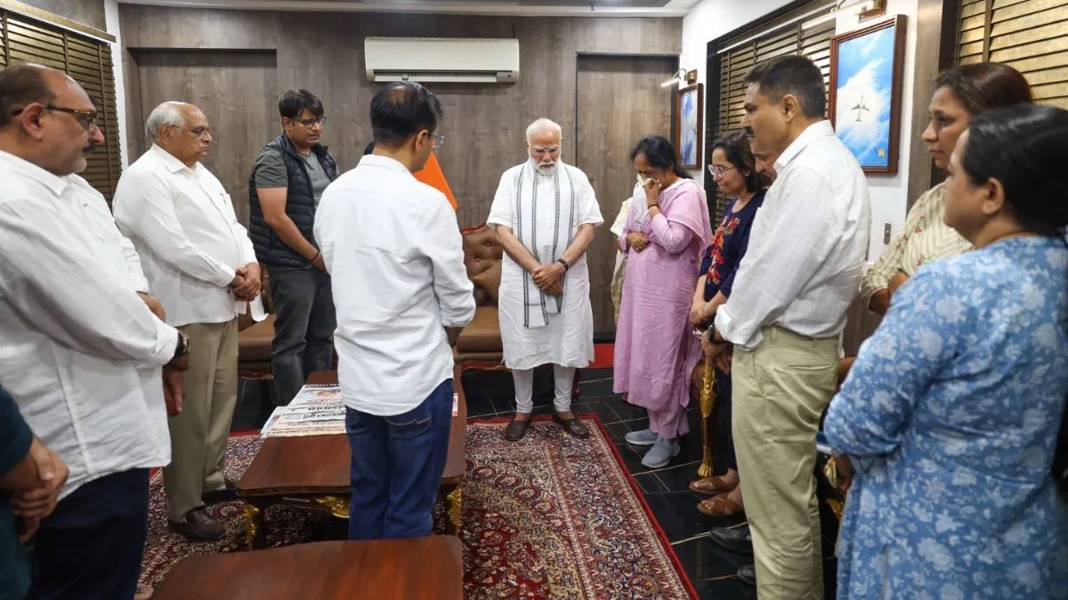 दिवंगत पूर्व सीएम विजय रूपाणी के परिवार से मिले पीएम मोदी, जताया शोक