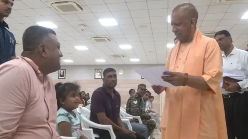 ‘आप स्कूल में एडमिशन करवा दो…’ CM योगी के सामने बच्ची ने जाहिर की अपनी पढ़ने की इच्छा, सीएम ने दिया निर्देश