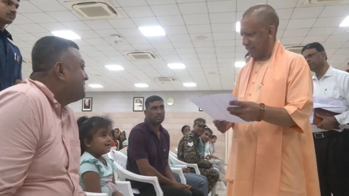 ‘आप स्कूल में एडमिशन करवा दो…’ CM योगी के सामने बच्ची ने जाहिर की अपनी पढ़ने की इच्छा, सीएम ने दिया निर्देश