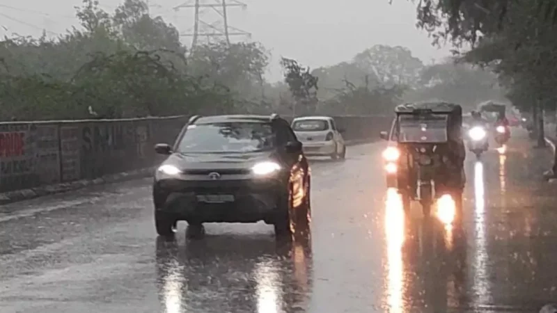 दिल्ली-NCR में छाया अंधेरा, कहीं-कहीं हल्की बारिश शुरू