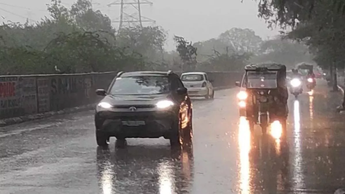 दिल्ली-NCR में छाया अंधेरा, कहीं-कहीं हल्की बारिश शुरू
