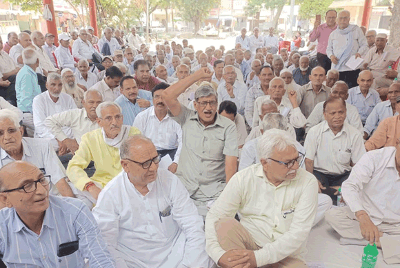 सेवानिवृत्त कर्मचारी एवं पेंशनर्स एसोसिएशन का धरना, सरकार से की कई समस्याओं के शीघ्र समाधान की मांग