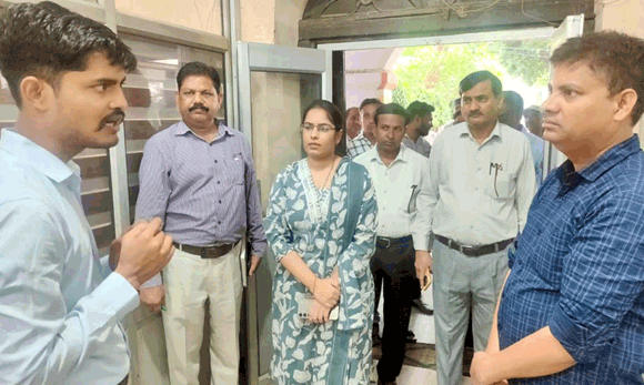 नगरायुक्त ने स्वयं की शिकायत, कंट्रोल रुम का कामकाज परखा