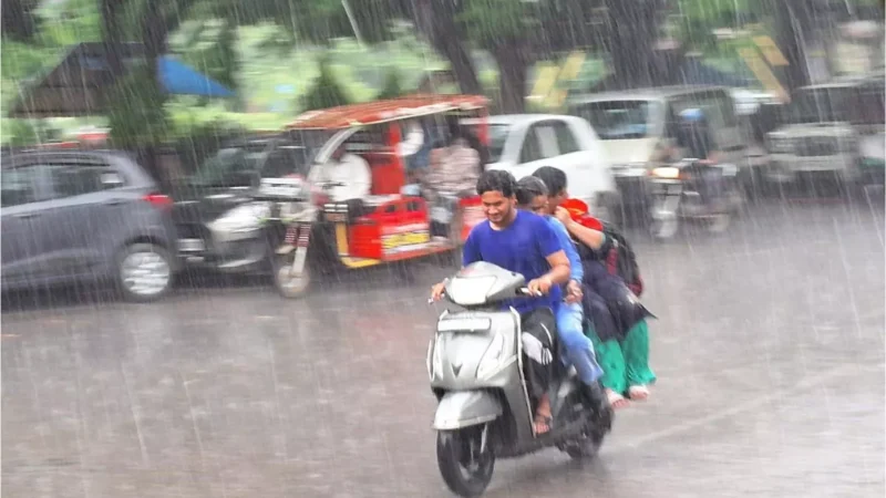 लखनऊ समेत 56 जिलों में मूसलाधार बारिश की चेतावनी, मौसम विभाग का ऑरेंज अलर्ट जारी