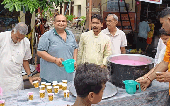 सामाजिक समरसता मंच ने किया कांवडिय़ों को मीठे शरबत का वितरण