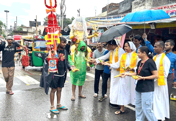 सेंट मैरिज अकैडमी के विद्यार्थियों ने प्रबंधक फादर जॉन चिमन के नेतृत्व में किया कावड़ सेवा शिविर का आयोजन