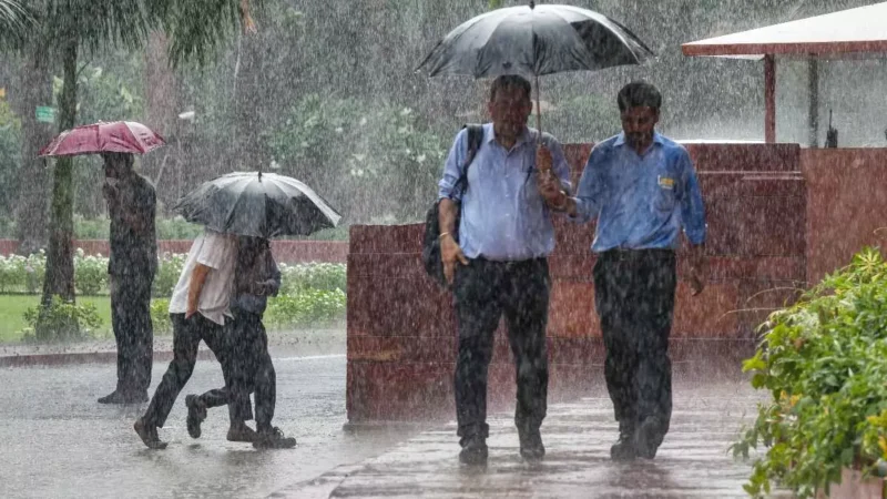दिल्ली-यूपी समेत 10 राज्यों में झमाझम बारिश, एमपी में रेड अलर्ट जारी; जाने कैसा रहेगा आज मौसम