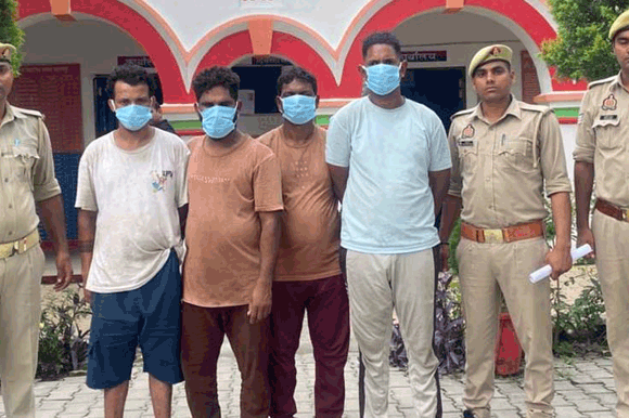 शिकार के लिए छोड़े खूंखार कुत्तों ने महिला को नोच डाला, मौके पर मौत