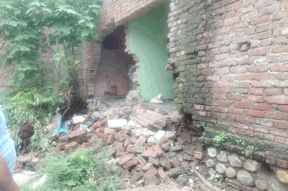बारिश से गरीब का आशियाना हुआ क्षतिग्रस्त
