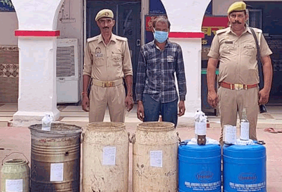 पुलिस ने 160 लीटर कच्ची शराब के सहित दबोचा एक आरोपी