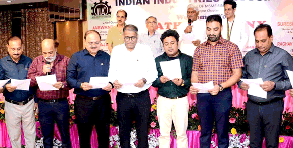 इंडियन इंडस्ट्रीज एसोसिएशन के शपथ-ग्रहण समारोह मे माननीय राज्य मंत्री जसवंत सैनी ने पदाघिकारियों को दिलाई शपथ।