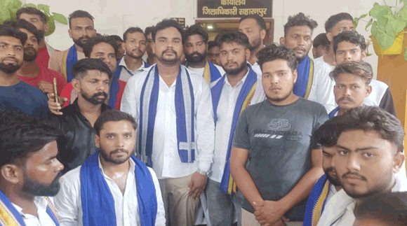प्राथमिक विद्यालयों के एकीकरण के खिलाफ भीम आर्मी का जोरदार प्रदर्शन