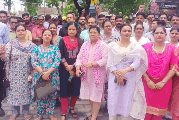 बैंकिंग व बीमा क्षेत्र की नीतियों के विरोध में बैंक कर्मचारियों का जोरदार प्रदर्शन
