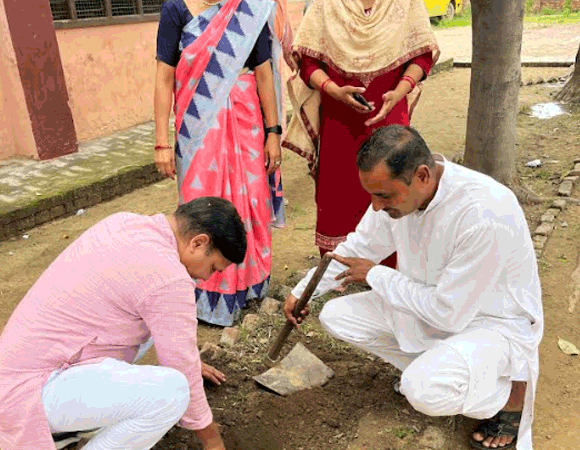 बजंरगदल के सेवा सप्ताह के दौरान विहिप नेताओ ने नयागांव मे किया वृक्षारोपण