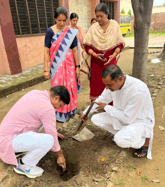 बजंरगदल के सेवा सप्ताह के दौरान विहिप नेताओ ने नयागांव मे किया वृक्षारोपण