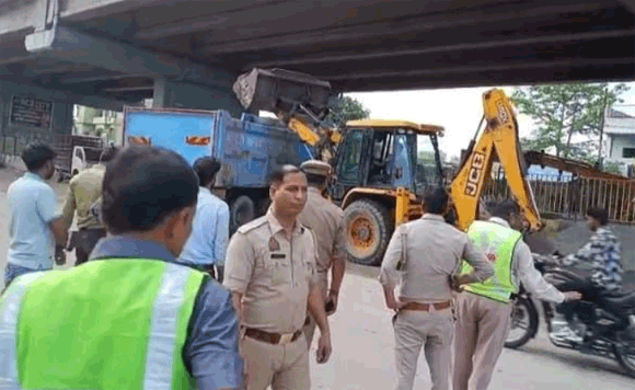 कावड़ यात्रा के मद्देनजर नगरपालिका द्वारा अतिक्रमण करने वालो के विरुद्ध चलाया गया अभियान
