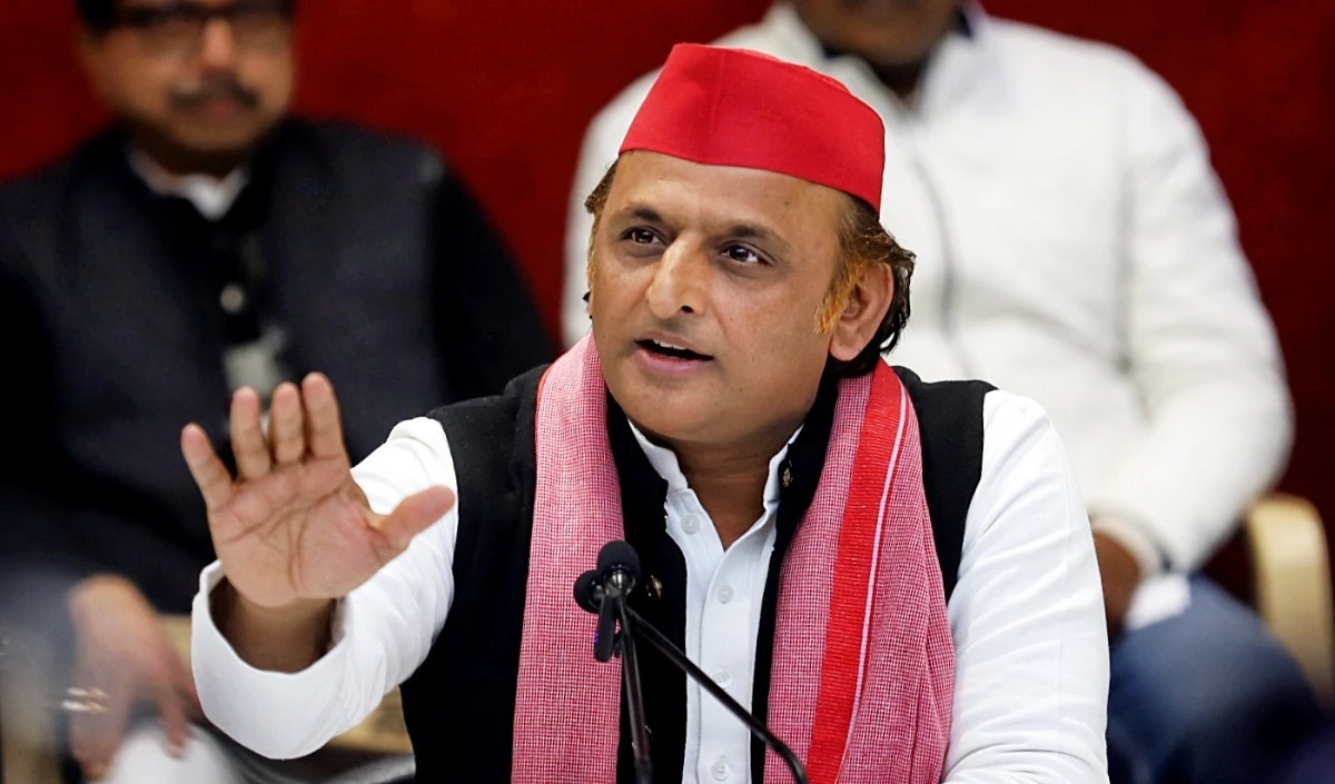 भाजपा सरकार आने वाली पीढ़ी से शिक्षा का अधिकार छीनना चाहती है : अखिलेश यादव