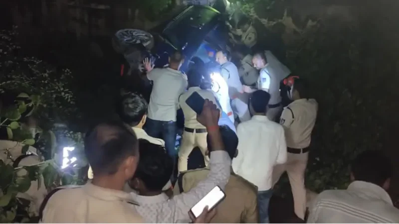 मध्य प्रदेश: ग्वालियर में तेज रफ्तार कार ने कांवड़ियों को कुचला, 4 की मौत, खुद भी खाई में गिरा वाहन