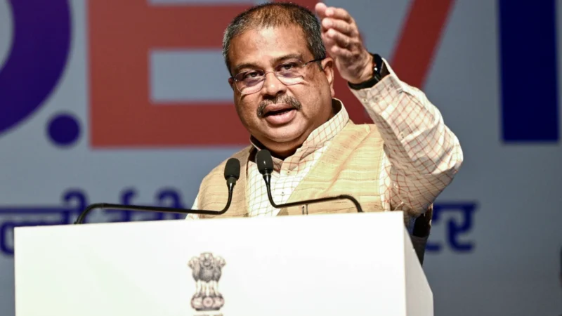 यह संसद है, प्राइवेट ड्राइंग रूम नहीं, नियमों के दायरे में रहना होगा, राहुल-प्रियंका पर धर्मेंद्र प्रधान का पलटवार