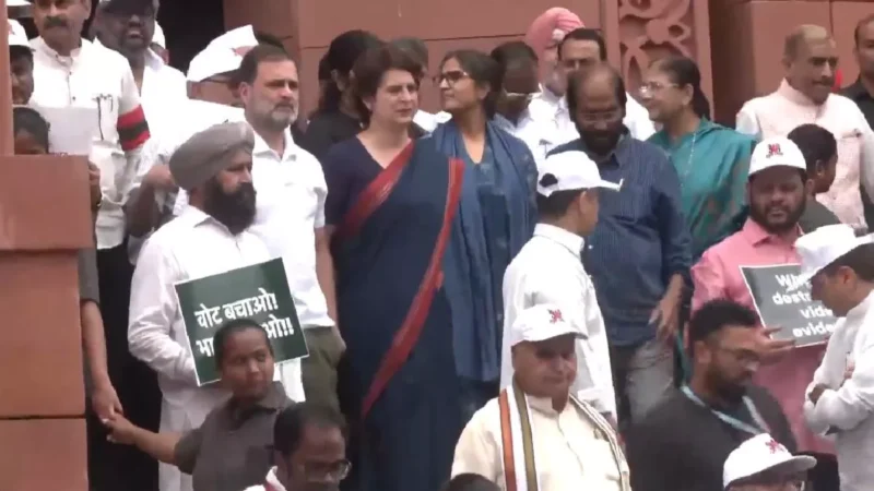 दिल्ली में विपक्ष का ‘हल्ला-बोल’, राहुल-प्रियंका समेत कई बड़े नेता संसद से चुनाव आयोग के दफ्तर की ओर कर रहे कूच