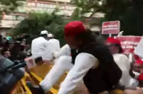 SIR और ‘वोट चोरी’ के खिलाफ विपक्ष का EC दफ्तर तक मार्च, पुलिस ने रोका तो बैरिकेडिंग पर चढ़े अखिलेश यादव