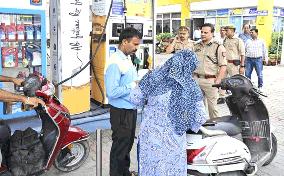 नो हेलमेट, नो फ्यूल अभियान के तहत पेट्रोल पंपों का निरीक्षण