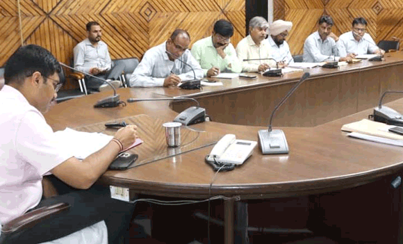 जिलाधिकारी ने की चकबन्दी विभाग की बिन्दुवार समीक्षा