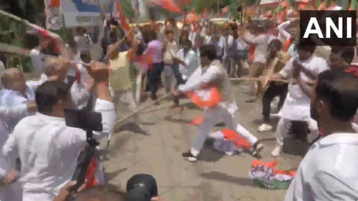पटना में कांग्रेस और बीजेपी कार्यकर्ताओं के बीच चले लाठी-डंडे, प्रदर्शन के दौरान भारी हंगामा