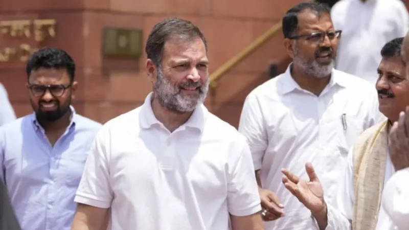 संसद में अचानक बीजेपी नेता से हाथ मिलाने लगे राहुल गांधी, बोले- कांग्रेस-BJP के बीच ये अनकॉमन हैंडशेक