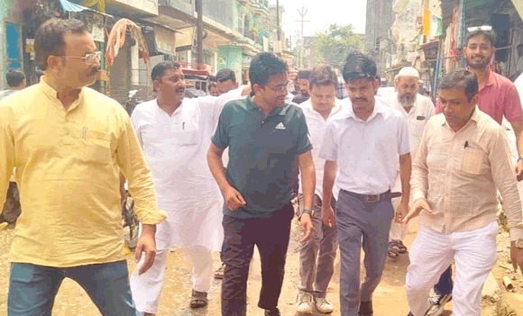 नगरायुक्त ने पैदल घूमकर किया खात्ताखेड़ी का निरीक्षण