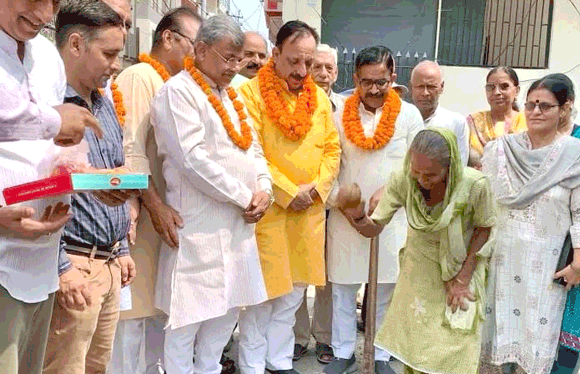 महापौर ने किया दो वार्डो में सडक़ों के निर्माण कार्य का शुभारंभ