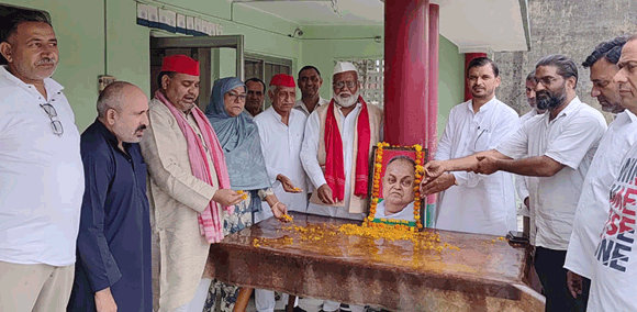 सपाइयों ने मनाई छोटे लोहिया जनेश्वर मिश्र की जयंती, चित्र पर अर्पित किए श्रद्धासुमन