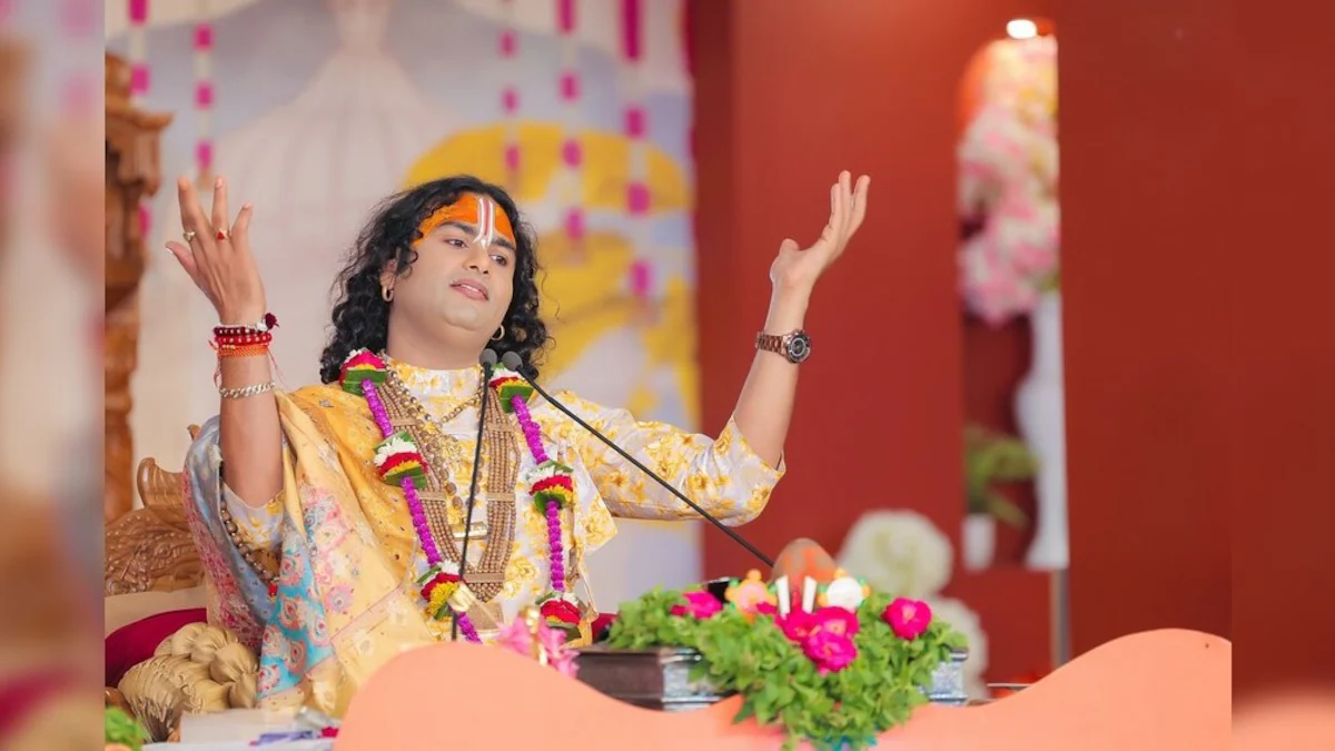 अनिरुद्धाचार्य का एक और विवादित बयान! कथा के बीच कहा- है तो वैश्या, लेकिन खुद को…