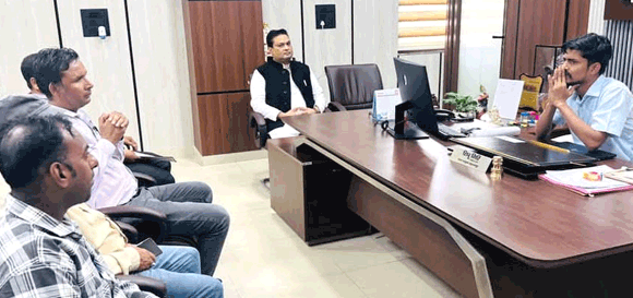 आउटर क्षेत्रों की बदहाल स्थिति पर आशु मलिक गंभीर, नगर आयुक्त से मिलकर समाधान की मांग