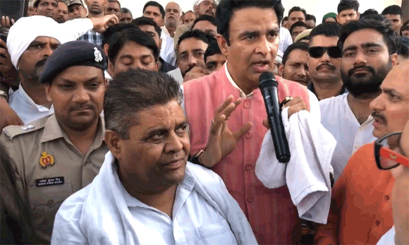 भूनी टोल प्लाजा पर फौजी से मारपीट का मामला गरमाया, पूर्व विधायक संगीत सोम और मांगेराम त्यागी ने किया धरना प्रदर्शन