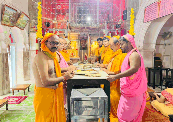 दशलक्षण पर्व के प्रथम दिन जैन धर्मालंबियो ने विश्वशांति की कामना कर भगवान महावीर के णमोकार मंत्र का पाठ किया