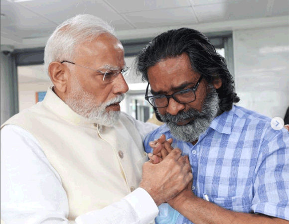 शिबू सोरेन के निधन के बाद अंतिम दर्शन के लिए पहुंचे पीएम मोदी, प्रधानमंत्री का हाथ पकड़कर रो दिए CM हेमंत सोरेन