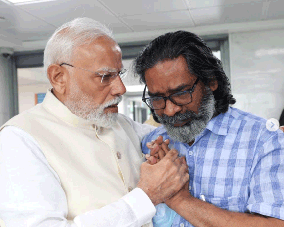 शिबू सोरेन के निधन के बाद अंतिम दर्शन के लिए पहुंचे पीएम मोदी, प्रधानमंत्री का हाथ पकड़कर रो दिए CM हेमंत सोरेन