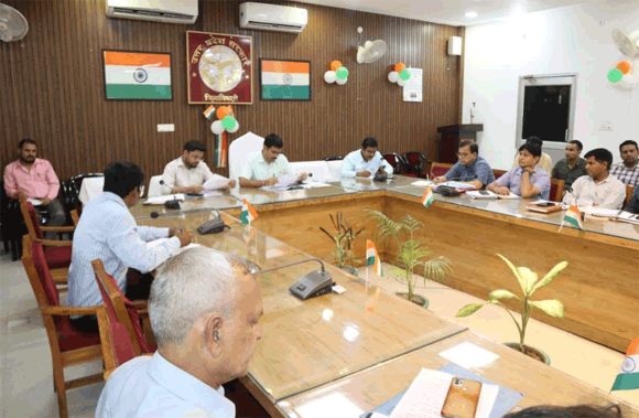 जिलाधिकारी ने की छोटी एवं सहायक नदियों तथा वाटर बाॅडी के पुनरोद्धार हेतु कार्ययोजना संबंधी बैठक