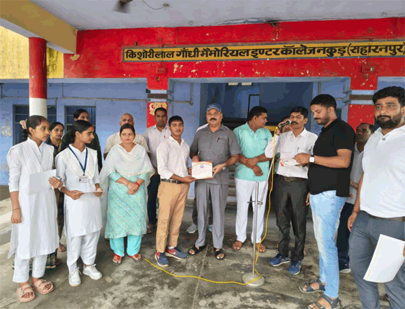 संचारी रोग जागरूकता माह के छात्र छात्राओ को पुरूष्कृत किया