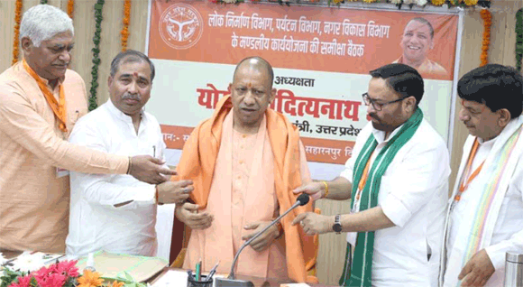 मुख्यमंत्री योगी ने की विकास कार्यों एवं कानून-व्यवस्था की मण्डलीय समीक्षा