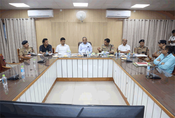 मण्डलायुक्त ने आगामी त्यौहारों के दृष्टिगत की कानून व्यवस्था की बैठक