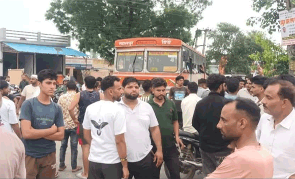 युवक को टरेक्टर टराली ने कुचला, मौत, गुस्साये ग्रामीणो ने रोड जामकर रोष जताया