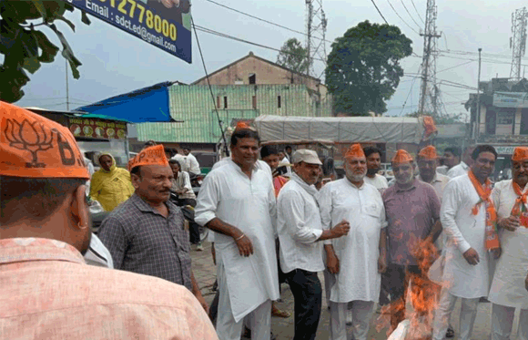 भाजपाइयों ने फूंका कांग्रेस नेता राहुल गांधी का पुतला, एसडीएम को सौंपा ज्ञापन