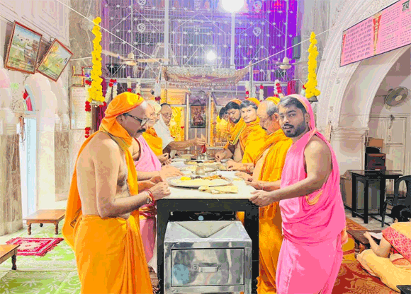 दशलक्षण पर्व के दुसरे दिन उत्तम मार्दव धर्म की पूजा अर्चना की गयी