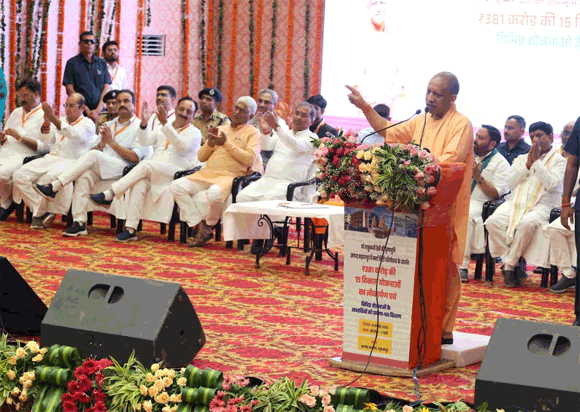 जनमंच प्रेक्षागृह में मा0 मुख्यमंत्री ने 381 करोड़ की 15 विकास परियोजनाओं का बटन दबाकर किया लोकार्पण