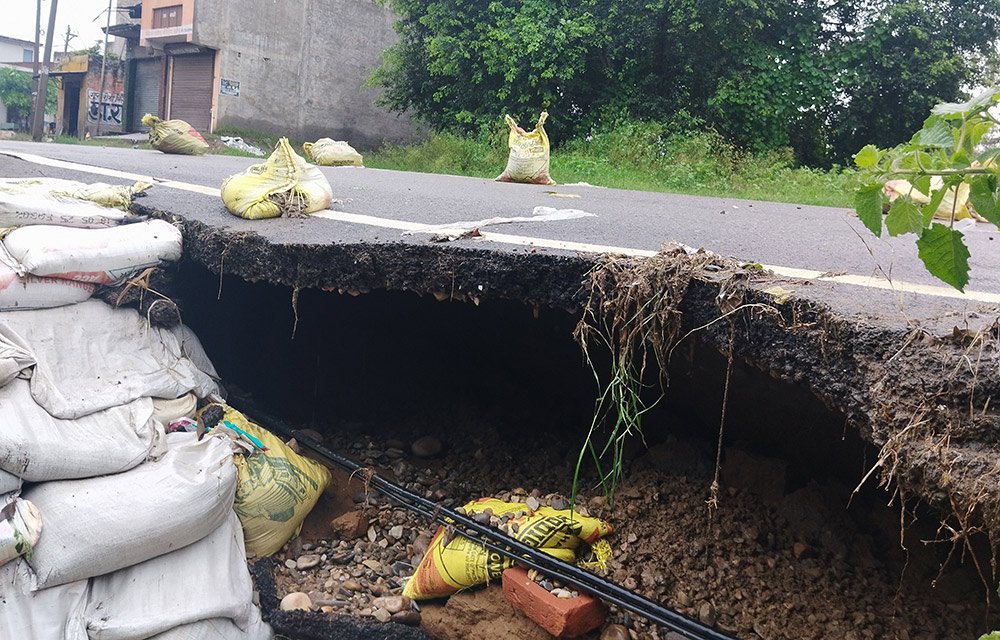 अध्याना रोड पर कटाव