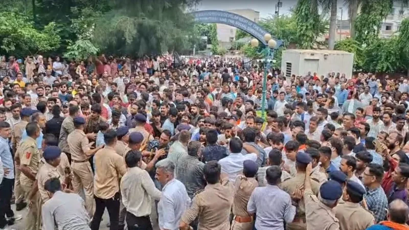 अहमदाबाद में 8वीं के छात्र ने 10वीं के छात्र की हत्या की, गुस्साएं लोगों ने स्कूल में की तोड़फोड़