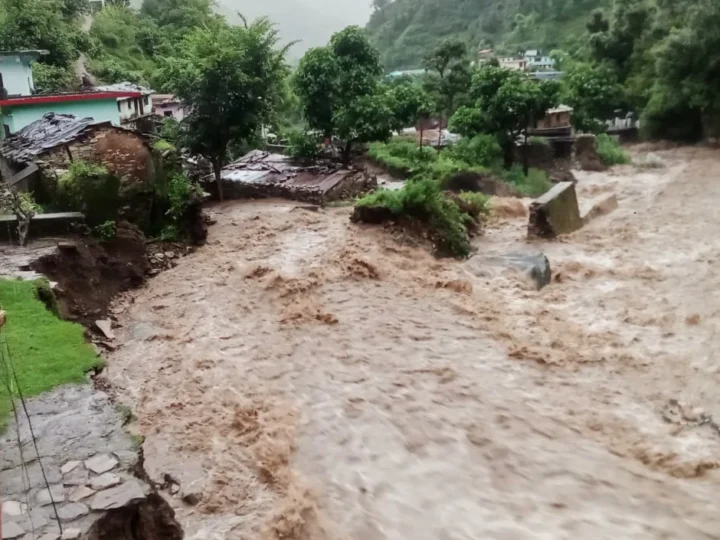 उत्तरकाशी के बादल फटा, अचानक आई बाढ़ से 4 की मौत, कई घर तबाह, अमित शाह ने पुष्कर धामी से की बात